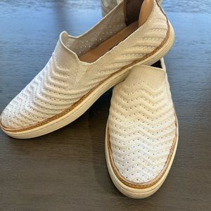 UGG / Sammy Wavy flats shoes. Size 7